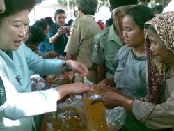 Mari Pangestu Jualan Minyak Goreng di Indramayu