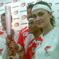 Luna Maya Merasa Campur-Aduk Bawa Obor