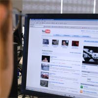 Video Pria Bertopeng Tulari AIDS Mejeng di YouTube