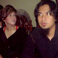 Dhani Teror Maia Lewat SMS?