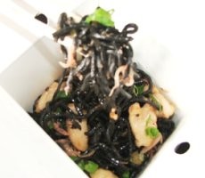 Makan Mi Item? Siapa Takut!