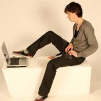 Celana Nyentrik, Keyboard Sampai Joystick Nempel Semua