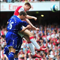 Bendtner Menangkan Arsenal