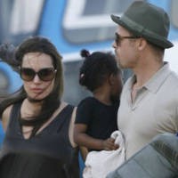 Jolie Berburu Rumah Lewat Helikopter