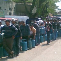 Elpiji Langka, 200 Orang Rela Antre di Bawah Terik Matahari