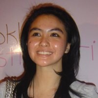 Revalina S. Temat Cicil Skripsi Sambil Syuting