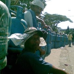 Antrean Elpiji Didominasi Buruh Antre