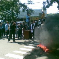 Aksi Tolak Kenaikan BBM, Jalan Tamansari Ditutup