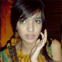 Nia Ramadhani Pingsan Diapit 2 Aktor