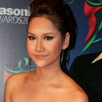 BCL Fashionista yang Hobi Pamer Pundak