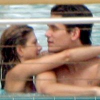 Aniston-John Mayer Hot di Kolam Renang