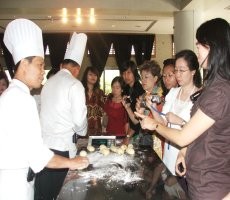 Hebohnya Menjawil, Mencicipi, Hingga Menjarah Roti