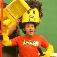 Naif Dikerjai Kostum Boneka Lego