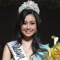 Miss Indonesia 2008 Belajar Pakai Bikini