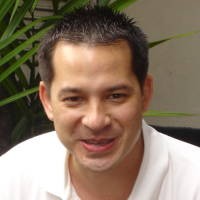 Ari Wibowo Romantis Sampai Menara Eiffel