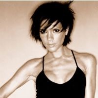 Victoria Beckham Lelang Kostum Konser