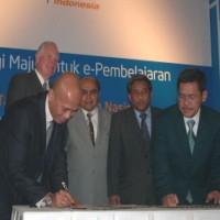 Depdiknas Dapat Donasi Ribuan Komputer