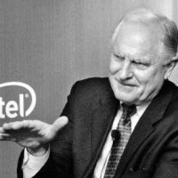 Bos Intel Tiba di Istana