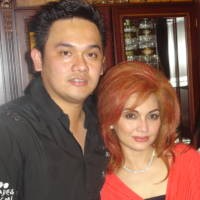 Umroh, Nia Daniati Minta Jalan Farhat Diluruskan