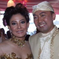 Hindari Cerai, Peggy Ibadah Bareng Suami 