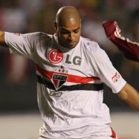 Tanpa Dinho, Adriano Kembali