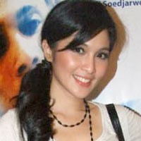 Sandra Dewi di Antara 3 Pilihan