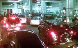 Jelang BBM Naik, Mobil Mewah Antre BBM Murah