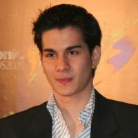 Steve Emmanuel Berubah jadi Yusuf Iman