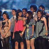 Banjir Pujian Tak Mampu Selamatkan Dela