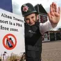 Dilarang Pakai PDA di Tempat Wisata!