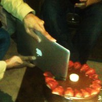 Saking Tipisnya, Macbook Air Dijadikan Pisau