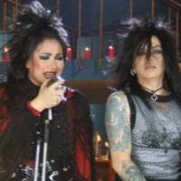 Titi DJ Gerilya Rock Bareng Suami