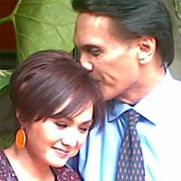 Yuni Shara 36 Tahun, Menangis di Pelukan Suami