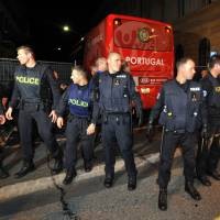 Polisi Swiss Nyaris Sebar Suvenir Bajakan