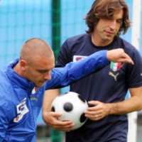 Bisa Geser Pirlo, De Rossi?