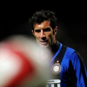 Mourinho Minta Figo Bertahan