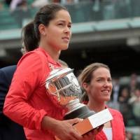 Ivanovic Geser Sharapova, Federer Bertahan