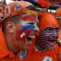 Belanda Dipuja, Italia Dicerca