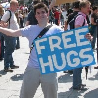 Siapa Mau Dipeluk Gratis?