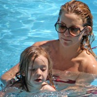 Kate Hudson Pusing Anak Terobsesi Payudara