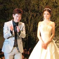 Gaun Pengantin Moderen Romantis