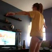 Wanita Hanya Bercelana Dalam Mejeng di YouTube