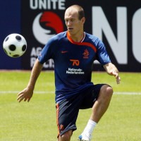 Van Basten Masih Tunggu Robben