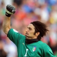 Buffon Selamatkan Italia