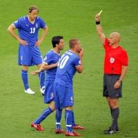 Italia Kecam Wasit UEFA