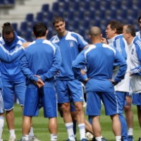 Menyerang Dong, Yunani