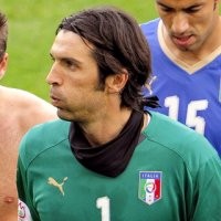 Buffon Perpanjang Hidup Azzurri