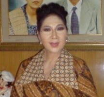 Titiek Puspa Ditendang di Eropa