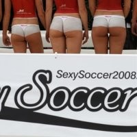 Nonton Euro Bareng Cewek Bugil? Wow!