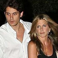 Aniston-Mayer Berduaan di Meksiko